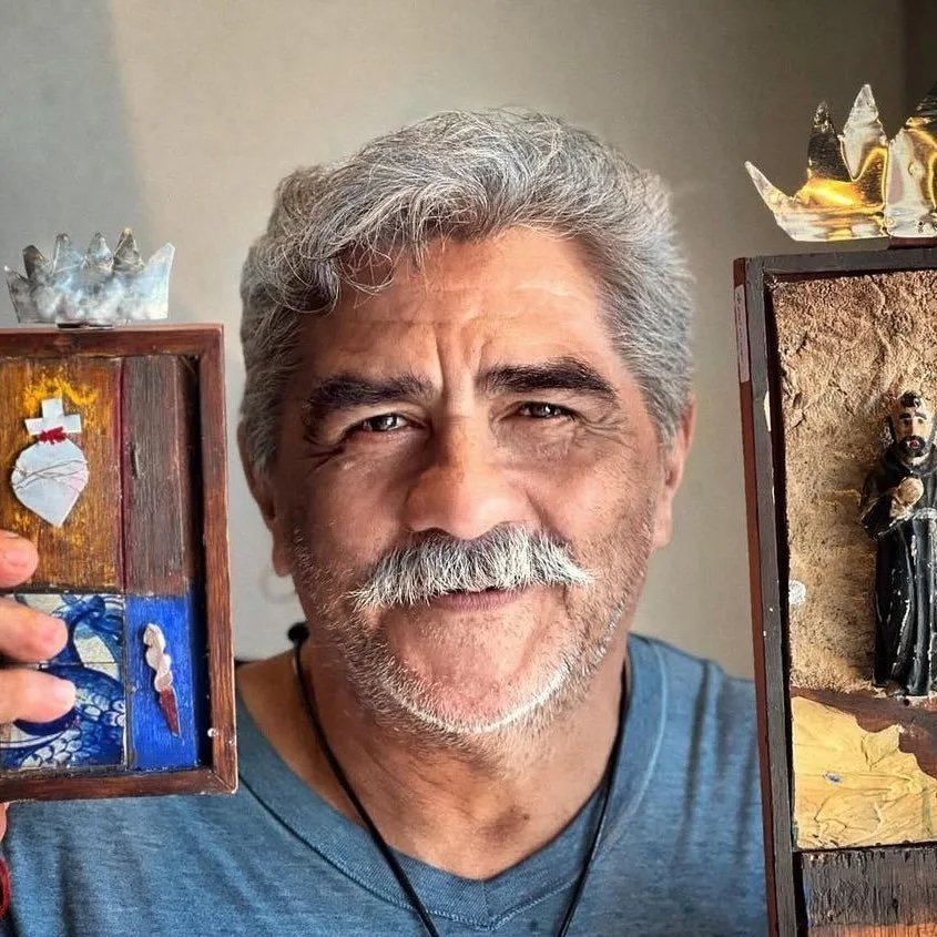 Retrato do artista Marinaldo Santos com obras suas