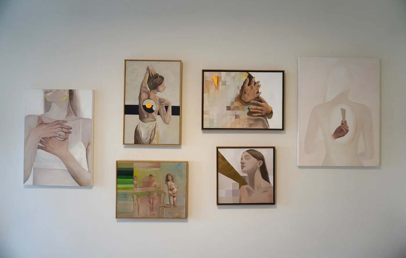 Conjunto de pinturas de Jordana de Matos em vista de exposição
